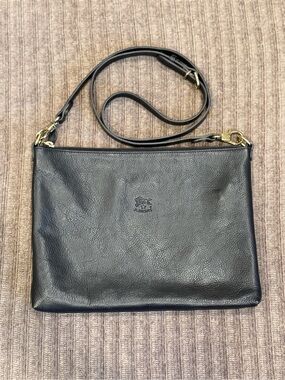 Classic Italian Black Leather Crossbody Bag - Timeless Everyday Style IL Bisonte